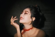 《火爆游戏《赤焰少女》最强出装搭配攻略》（掌握关键装备，助你成为战场上的统治者！）